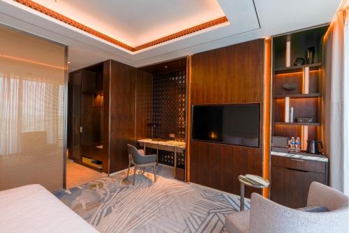 Premier King Balcony