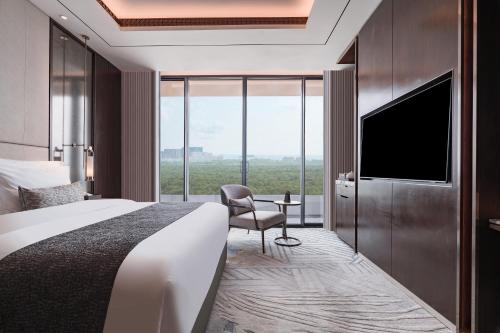 Premier King Balcony