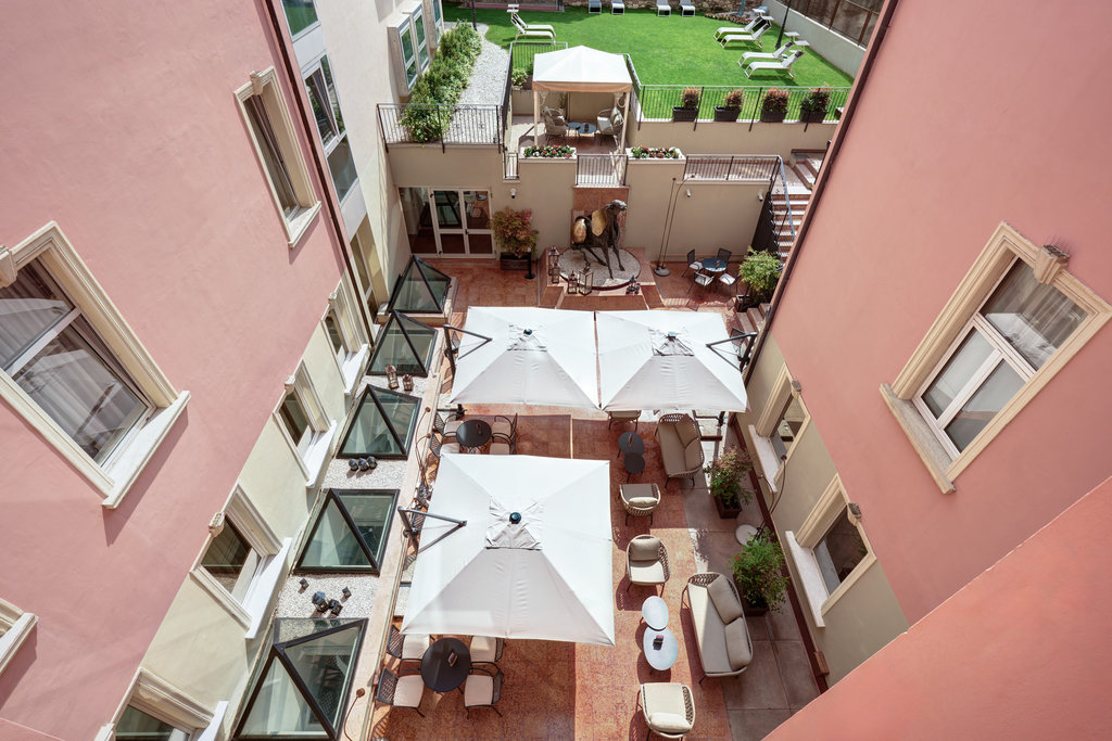 1 King Standard Courtyard View