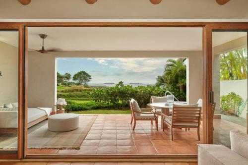 Deluxe Suite Garden View, 1 Bedroom Larger Suite, 1 King