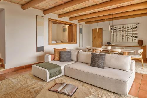 Deluxe Suite Beachfront, 1 Bedroom Larger Suite, 1 King