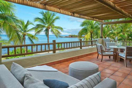 Deluxe Suite Beachfront, 1 Bedroom Larger Suite, 1 King