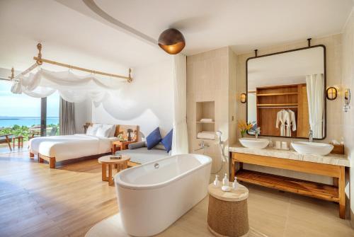 Deluxe Sea View with King Bed