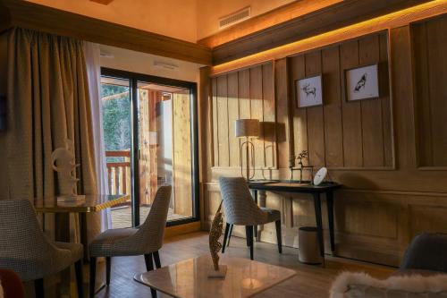 Suite with Mountain View