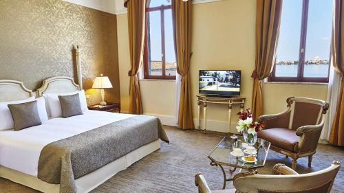 Junior Suite with Lagoon View
