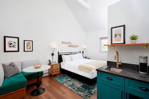 Studio King Bed