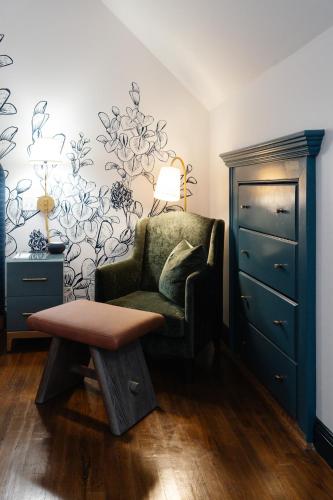 Main Inn - King Bed
