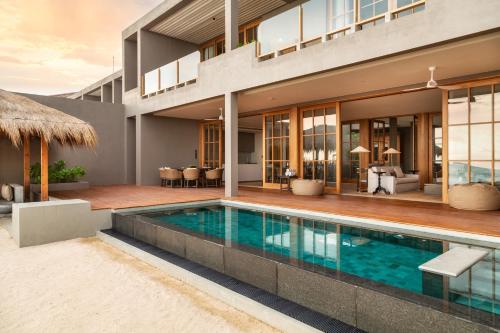 Villa Noosa (with one way airport transfer)