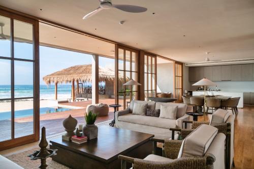 Villa Noosa (with one way airport transfer)