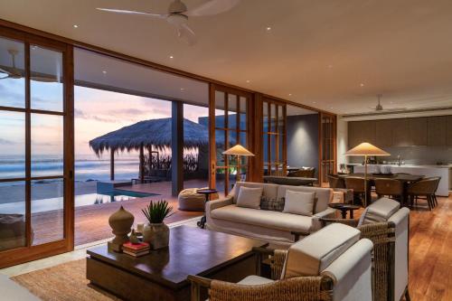 Villa Noosa (with one way airport transfer)