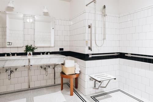 King Room with Accessible Shower - Disability Access