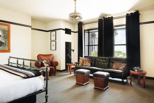Junior King Suite with Park View