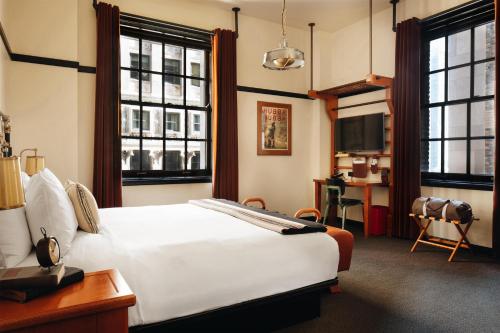 Corner King Room with View