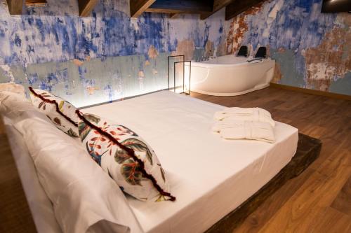 Deluxe Suite with Spa Bath