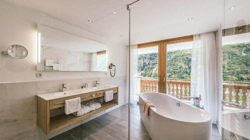 Suite with Mountain View