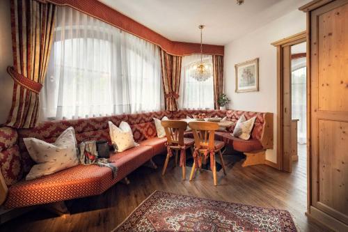 Queen Suite with Spa Bath