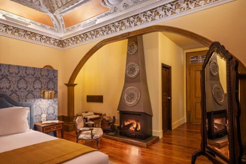 Deluxe Queen Suite