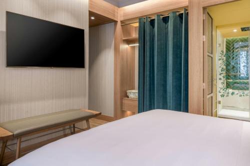 Deluxe Interior Queen Room