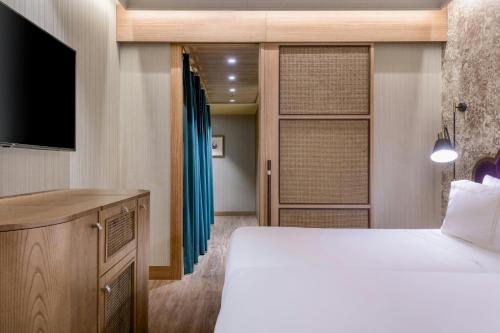 Grand Deluxe Twin Room with City View