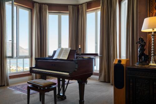 Grand Oceanfront Suite