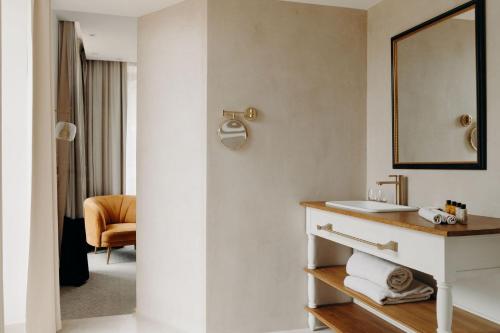 Deluxe Room with Terrace with Air-Conditioning