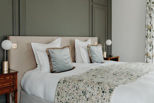 Deluxe Room with Air-Conditioning