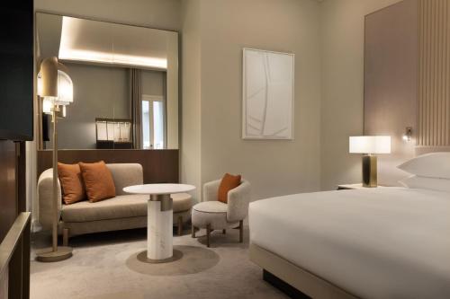 Deluxe King Room with Courtyard View