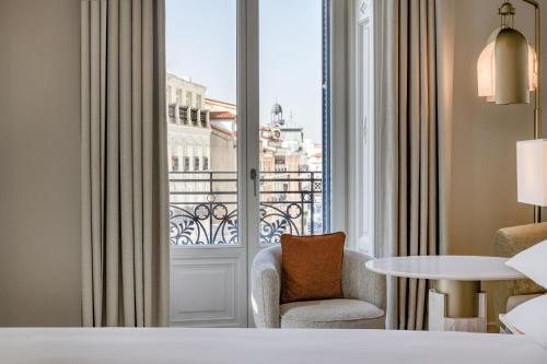 Premium Deluxe Corner King Room with City View