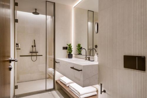 Premium Deluxe Corner King Room with City View