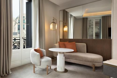 Premium Deluxe Corner King Room with City View