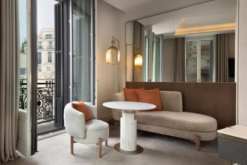 Premium Deluxe Corner King Room with City View
