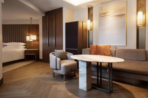 Premium Deluxe Corner King Room with City View