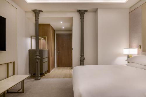 Deluxe King Room with City View and Balcony