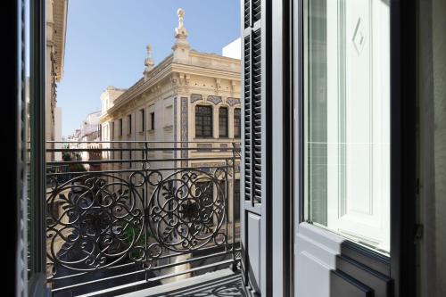 Deluxe King Room with City View and Balcony