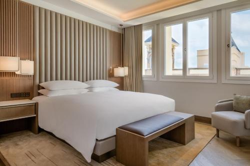 Junior King Suite with Balcony and Skyline View