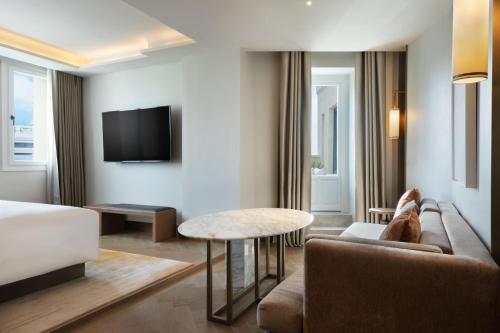 Junior King Suite with Balcony and Skyline View