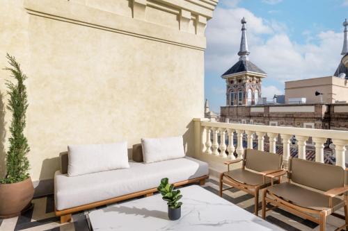 Junior King Suite with Balcony and Skyline View