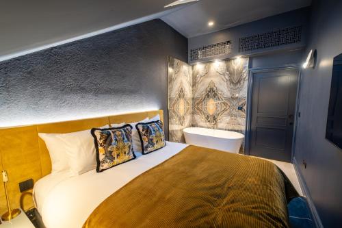 Split Level King Suite with Living Area, Kitchenette and In-Room Bath Tub - Non-Smoking