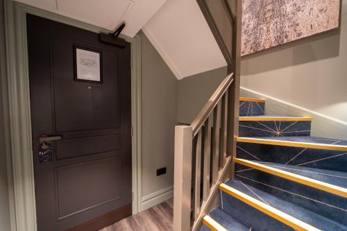 Split Level King Suite with Living Area, Kitchenette and In-Room Bath Tub - Non-Smoking