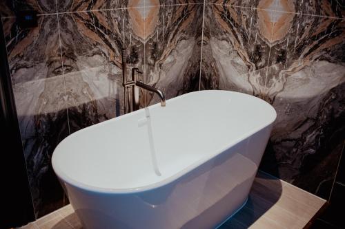Split Level King Suite with Living Area, Kitchenette and In-Room Bath Tub - Non-Smoking