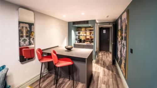Split Level King Suite with Living Area, Kitchenette and In-Room Bath Tub - Non-Smoking