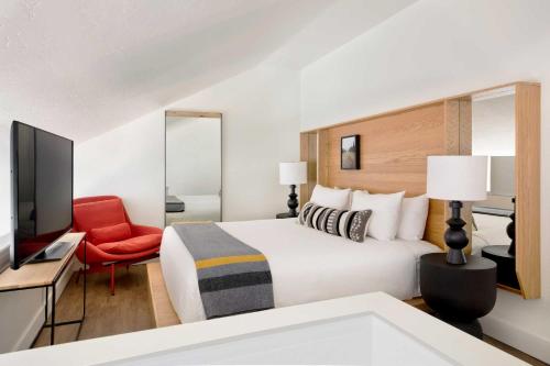 Premium Studio Suite Loft | King + King + Sleeper Sofa