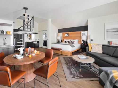 Premium Studio Suite Loft | King + King + Sleeper Sofa