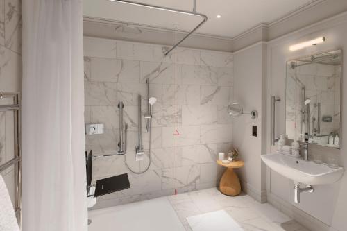 King Room with Roll in Shower - Disability Access
