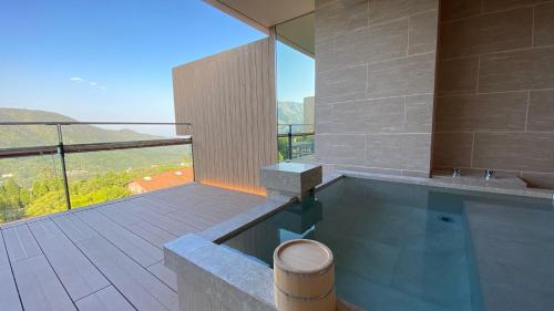 Suite with Tatami Area with Open-Air Bath - Top Floor- (SUI)