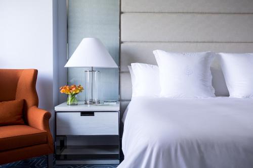 Deluxe King Room with City View - Disability Access