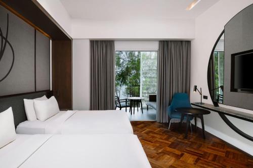 Deluxe Twin  Room with Balcony and Sea View