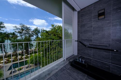 Deluxe Twin  Room with Balcony and Sea View