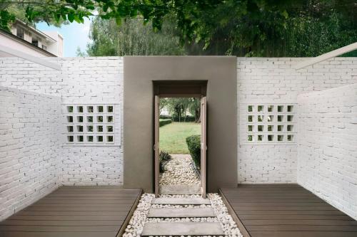 Premier King Room with Courtyard