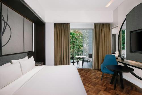 Deluxe King Suite with Balcony and Sea View